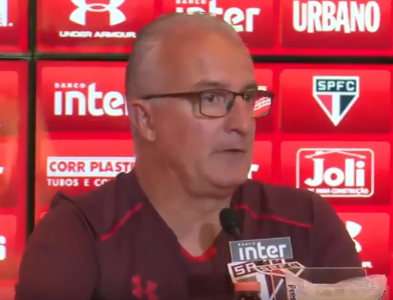 Leia mais sobre o artigo Em coletiva surpresa, Dorival evita tema arbitragem e foca sobre o momento do São Paulo
