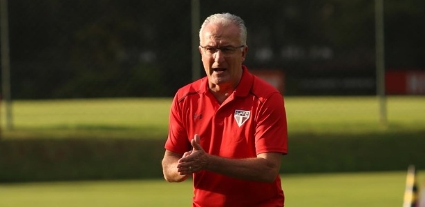Leia mais sobre o artigo Em coletiva, Dorival explica ‘silêncio’ na semana, relata reunião de nível com torcedores e esconde time