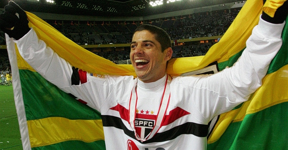 Leia mais sobre o artigo Cicinho confessa voltar ao Brasil para ter chance no São Paulo