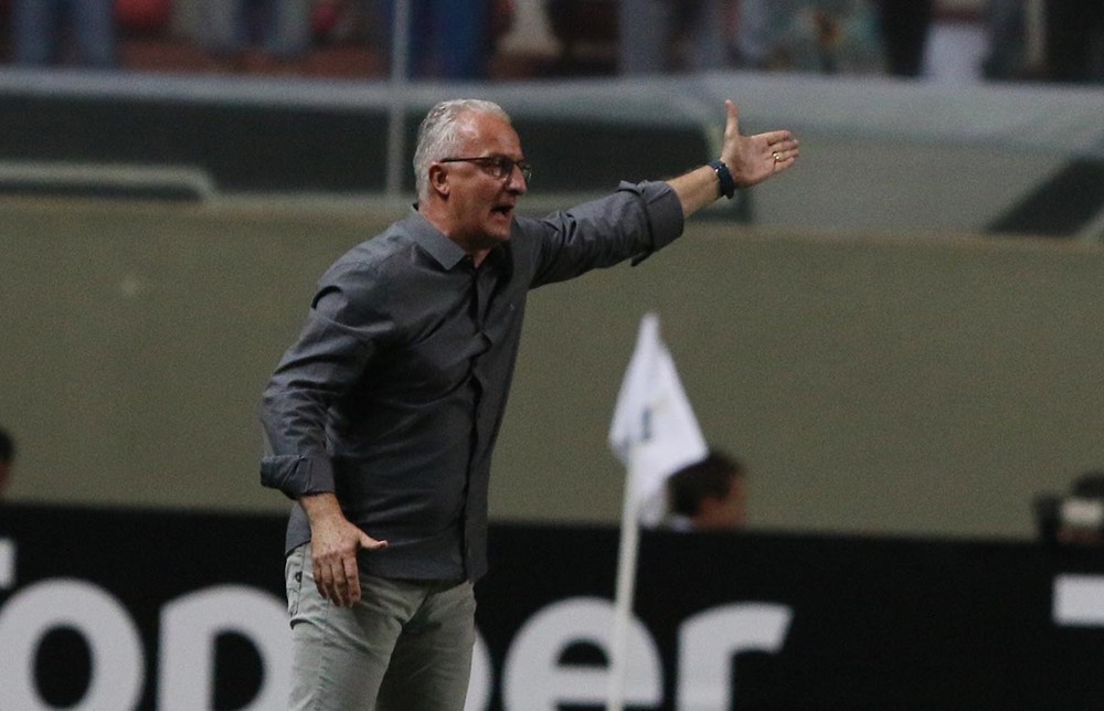 Leia mais sobre o artigo Dorival revela que alertou equipe sobre jogada do pênalti, elogia atletas individualmente e diz que oscilação é natural