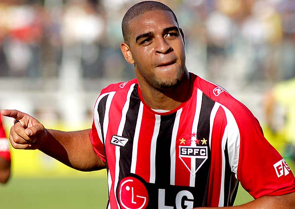 Leia mais sobre o artigo Adriano Imperador relembra boa passagem pelo São Paulo e revela que pediu para ficar