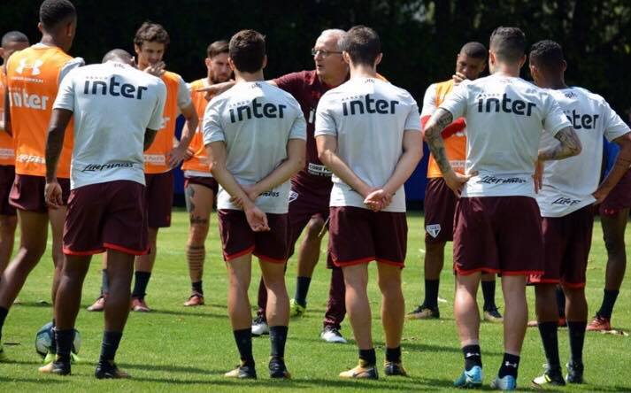 Leia mais sobre o artigo Petros, Lugano e Lucas Fernandes deixam o gramado no treino desta sexta-feira (06)
