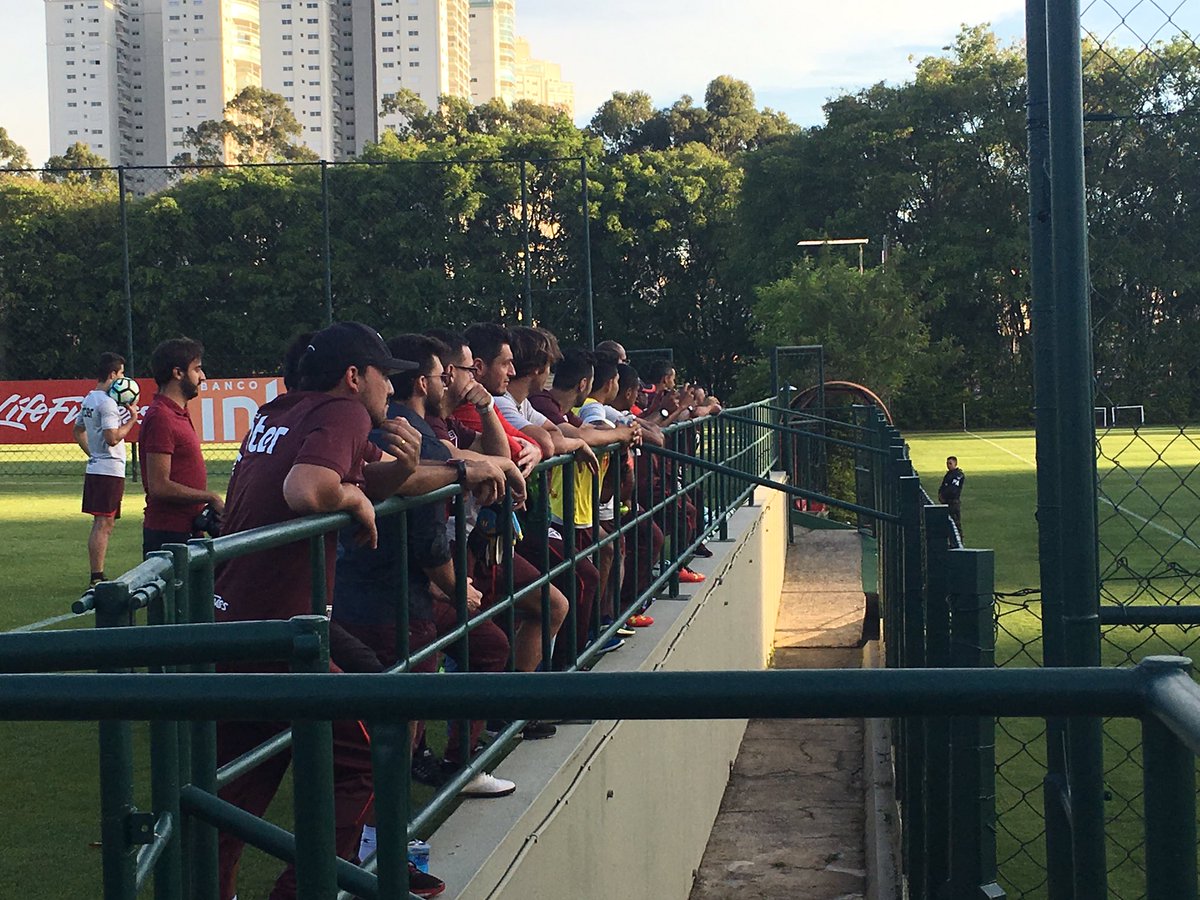 Leia mais sobre o artigo Na reapresentação do elenco, Michel Temer passa pelo CT