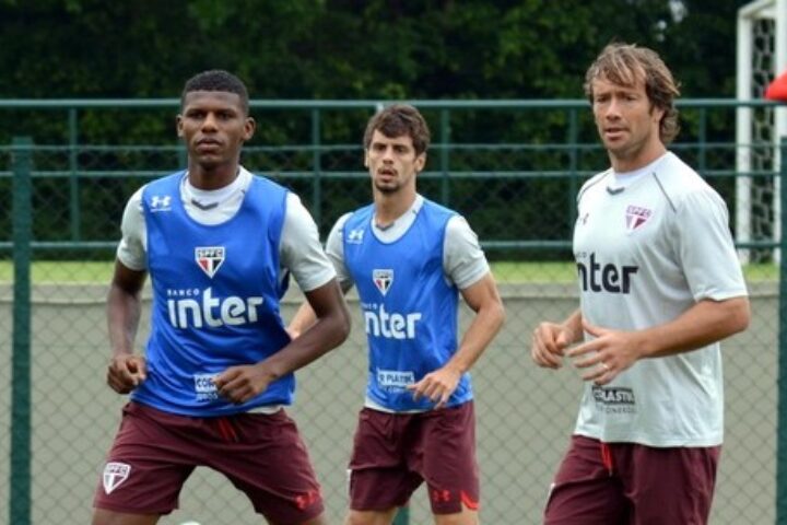 Arboleda abre mão de titularidade por Lugano e faz ‘campanha’: “Gostaria de vê-lo jogar no último jogo e que ele se sinta feliz”
