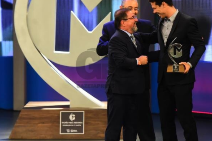 Com chave de ouro, Hernanes ganha dois prêmios no ‘Troféu Mesa Redonda’ e encerra o ano com seis premiações