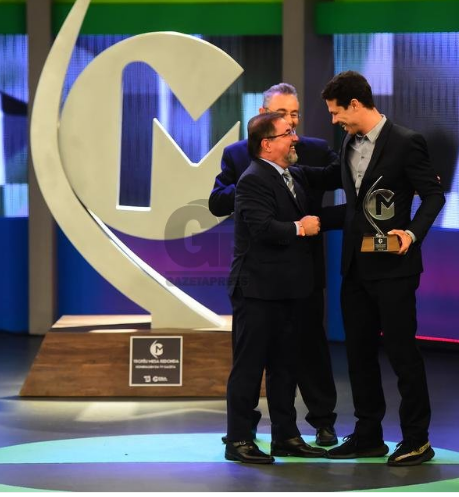 Leia mais sobre o artigo Com chave de ouro, Hernanes ganha dois prêmios no ‘Troféu Mesa Redonda’ e encerra o ano com seis premiações