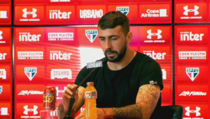 Leia mais sobre o artigo Em coletiva rápida, Pratto revela cláusula de prioridade ao São Paulo e explica saída: “O mais importante é a minha filha”