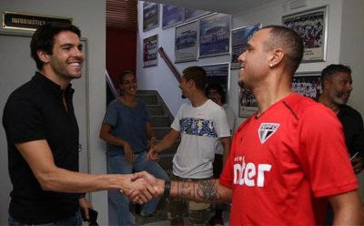 Leia mais sobre o artigo Kaká visita CT e reencontra amigos; Luís Fabiano aparece vestido com uniforme do São Paulo
