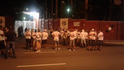 Leia mais sobre o artigo De madrugada, torcida organizada recepciona São Paulo com protesto no CT, pede saída de Dorival e vinda de Luxemburgo