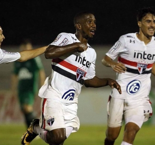 Leia mais sobre o artigo Igor Gomes e Toró participam de treino com profissionais