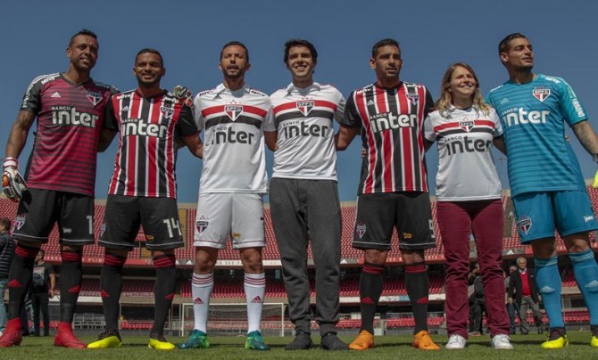 Leia mais sobre o artigo Com Kaká, Aloísio Chulapa e torcedores, São Paulo apresenta uniformes produzidos pela Adidas