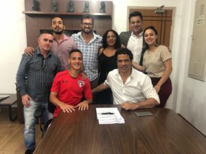 Read more about the article Antony segue Helinho e Igor Gomes, e renova contrato até 2023