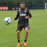 Elenco folga nesta terça (18), mas Éverton e Bruno Peres trabalham visando retorno