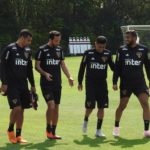 Com retornos, mas sem lateral-direito de origem, Aguirre relaciona 21 atletas para o SanSão na Vila Belmiro