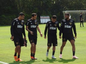 Read more about the article Com retornos, mas sem lateral-direito de origem, Aguirre relaciona 21 atletas para o SanSão na Vila Belmiro