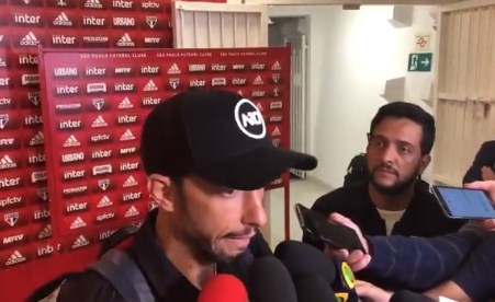 Leia mais sobre o artigo Após Rodrigo Caio impedir entrevista, Nene conversa na zona mista e é sincero: “Eu mesmo me vaiaria”