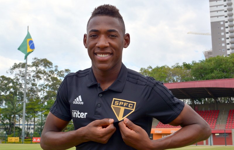 Leia mais sobre o artigo São Paulo acerta com Léo Pelé, lateral assina contrato com o clube até 2022