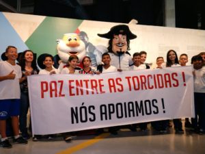 Read more about the article Museu do futebol faz exposição de rivais e promove ‘Paz nos Estádios’ com mascote de São Paulo e Corinthians