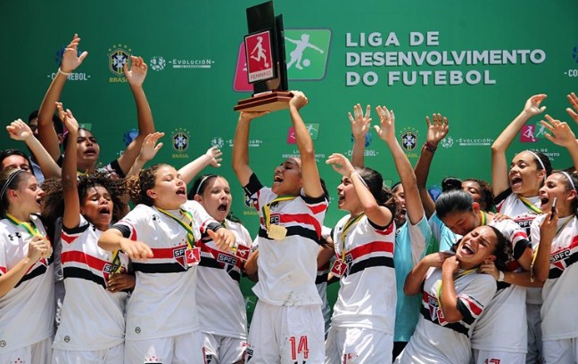 Leia mais sobre o artigo Cinco títulos em cinco torneios disputados, São Paulo sub-16 feminino está impecável e é bicampeão da Liga de Desenvolvimento