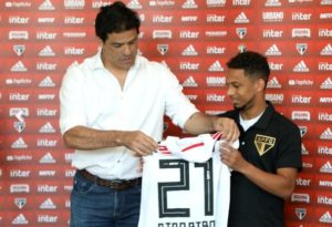 Leia mais sobre o artigo Contratação do Biro Biro gera ação na FIFA e clube chinês pode atrasar estreia oficial do atleta; São Paulo está ciente