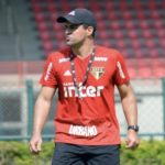 São Paulo treina no CT da Barra Funda aos olhares de Rojas, metade do time vai a campo e outra parte fica no REFFIS