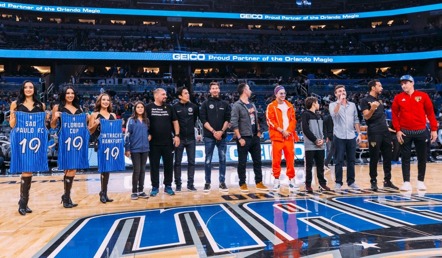 Leia mais sobre o artigo São-paulinos acompanham partida da NBA em Orlando e Tricolor recebe camisa especial do anfitrião