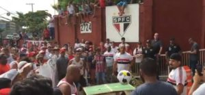 Read more about the article Com direito a futmesa, torcida protesta em dia de apresentação do Cuca no CT da Barra Funda