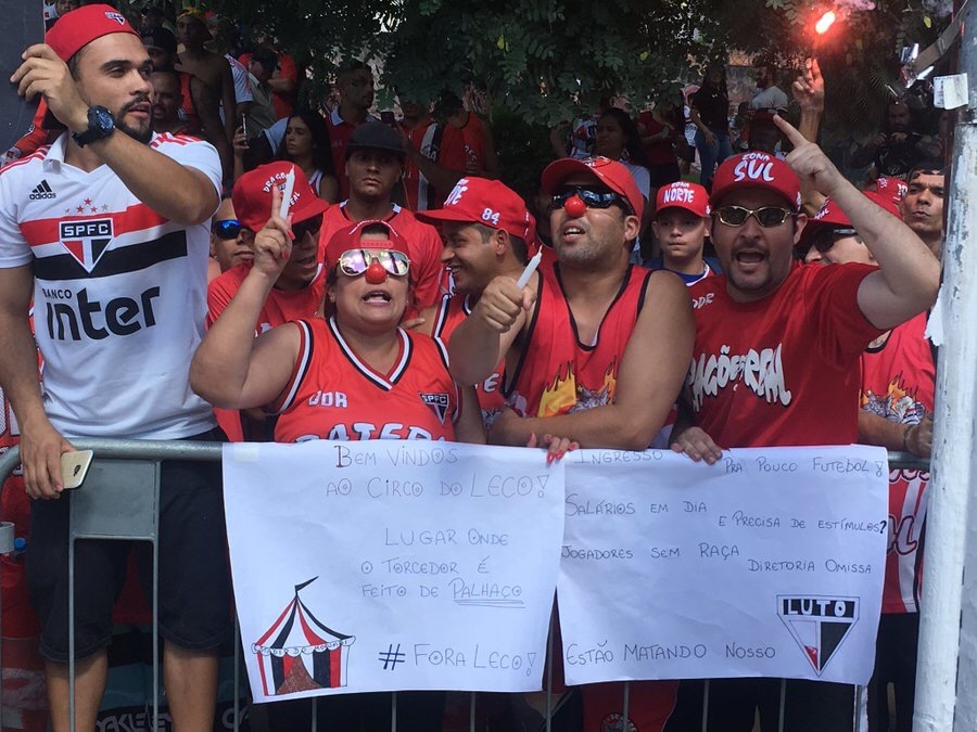 Leia mais sobre o artigo São Paulo é recebido com protestos antes da partida contra o Red Bull no Morumbi