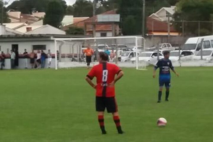 Recuperado? Cuca joga futebol em torneio amador do Paraná e aparenta melhora de saúde
