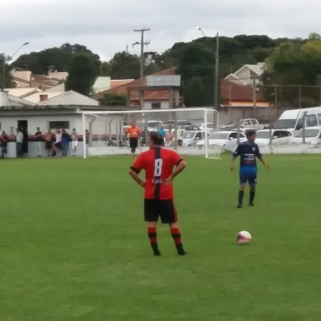 Leia mais sobre o artigo Recuperado? Cuca joga futebol em torneio amador do Paraná e aparenta melhora de saúde