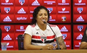 Read more about the article Cristiane é apresentada, cita desafio em jogar no São Paulo e fala: “futebol também é coisa de menina”