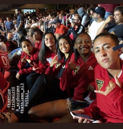 Leia mais sobre o artigo Atletas do futebol feminino assistem Choque-Rei no Morumbi