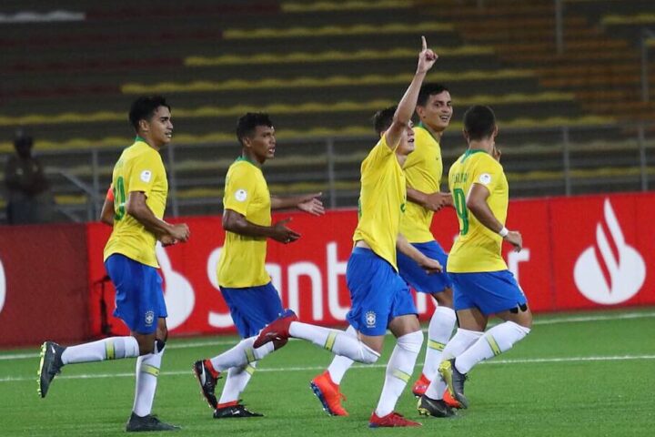 Lateral são-paulino marca um golaço olímpico no Sul-Americano sub-17