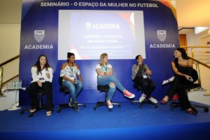 Read more about the article Com presença de movimentos de torcedoras, FPF realiza seminário “O Espaço da Mulher no Futebol”