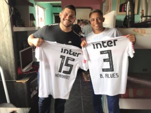 Leia mais sobre o artigo Torcedor da camisa viral, ganha camisa oficial e ainda visitará o CT