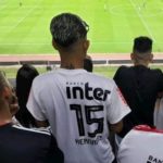 Torcedor da camisa falsa é encontrado, recebe mensagem de Pato e será presenteado com camisa