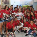 Atletas do futebol feminino visitam ONG e doam ovos de Páscoa e camisa autografada