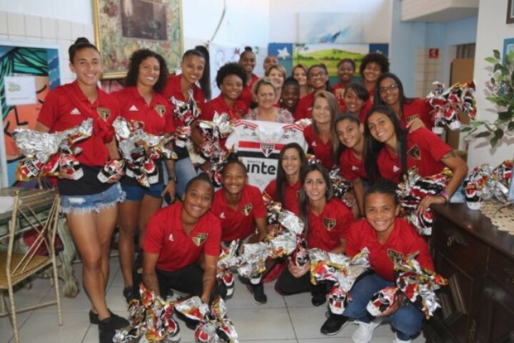 Atletas do futebol feminino visitam ONG e doam ovos de Páscoa e camisa autografada