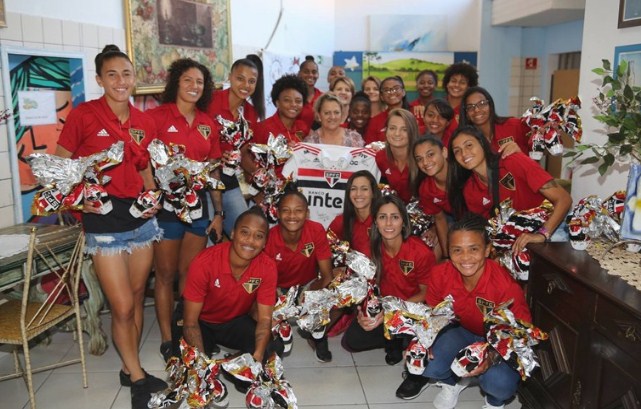 Leia mais sobre o artigo Atletas do futebol feminino visitam ONG e doam ovos de Páscoa e camisa autografada