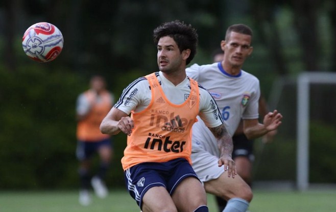 Leia mais sobre o artigo Gomez e Pato marcam, mas São Paulo perde de virada jogo-treino do São Caetano