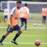 Com retorno e novidade, Cuca relaciona 23 jogadores para duelo contra o Flamengo