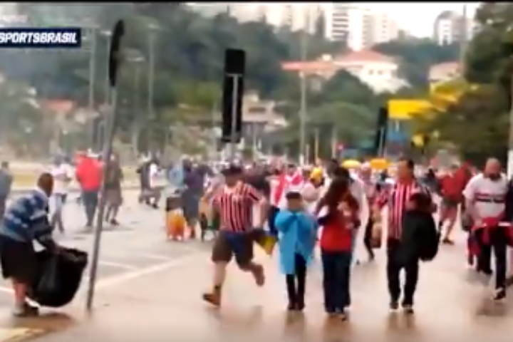 Briga entre torcedores do São Paulo resulta em 60 detidos e separação na arquibancada