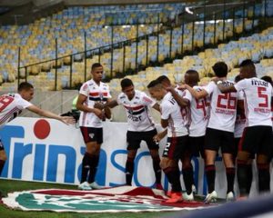 Leia mais sobre o artigo Em comemoração do gol, Raniel tira companheiros do símbolo do Fluminense e atitude viraliza