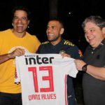 Volpi não aparece na lista, mas Daniel Alves é convocado e desfalcará em um jogo