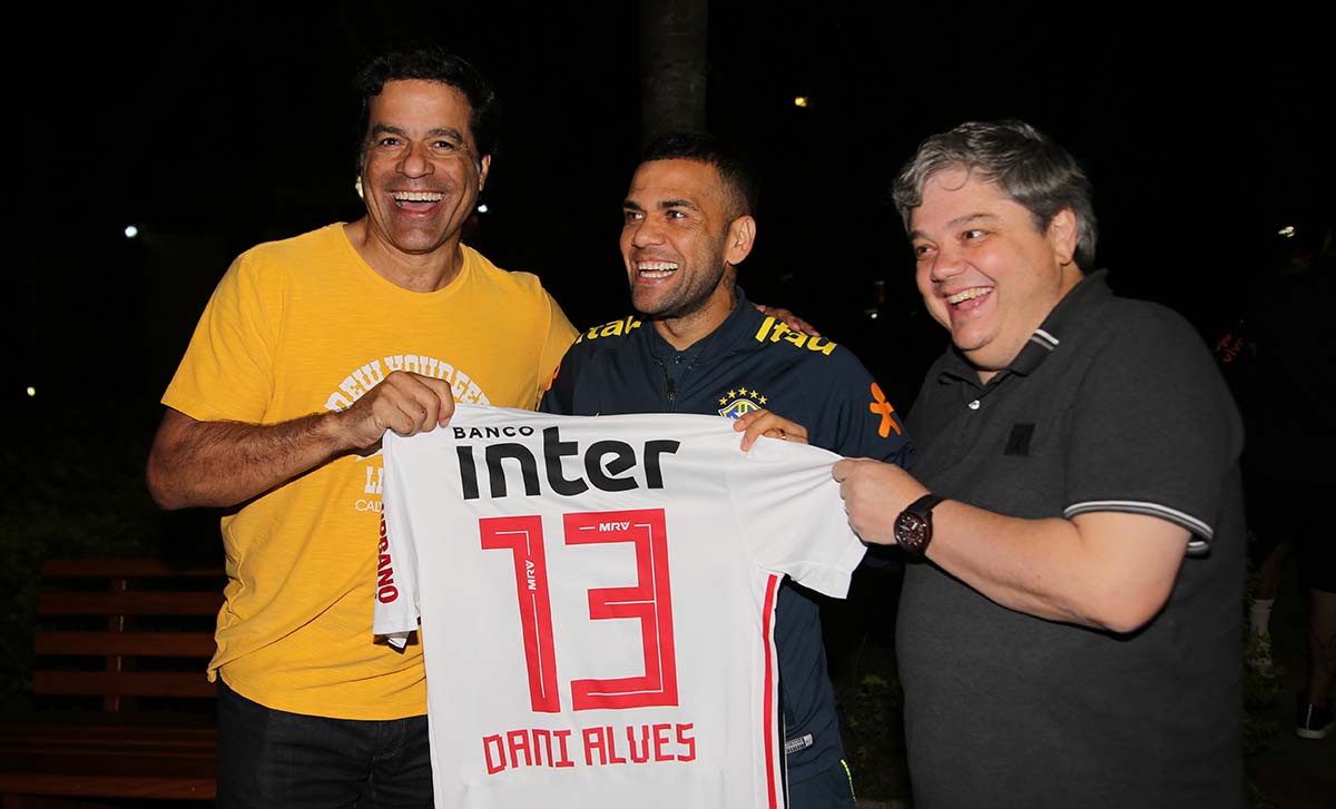 Leia mais sobre o artigo Segundo repórter do Esporte Interativo, São Paulo fez proposta para Daniel Alves e agradou