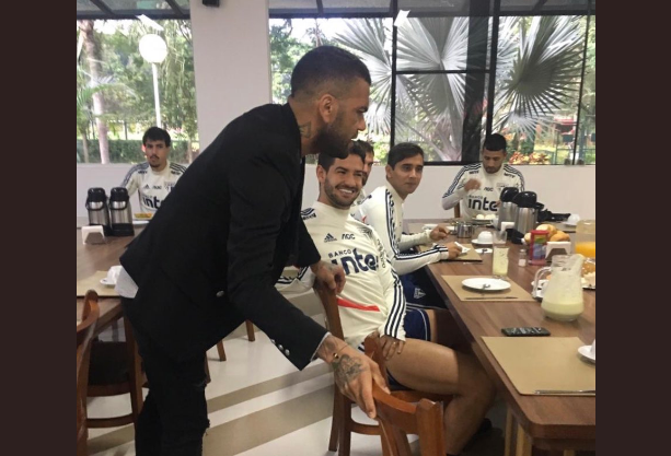 Leia mais sobre o artigo Antes da apresentação, Daniel Alves visita CT e cumprimenta novos companheiros