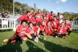 Leia mais sobre o artigo As jogadoras do São Paulo comemoram título do Brasileirão Feminino A-2 nas redes sociais