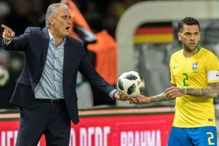 Tite convoca Daniel Alves, exalta atleta e diz: “Vamos ficar na torcida com relação do São Paulo e ele”