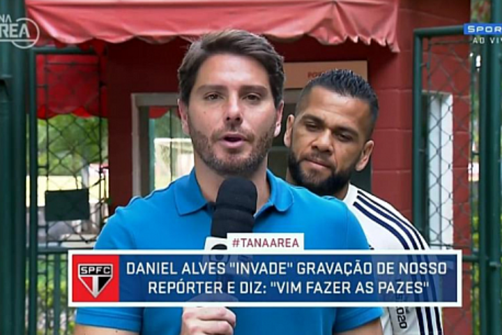 Após cutucada na imprensa, Daniel Alves ‘invade’ gravação de repórter e ‘sela a paz’