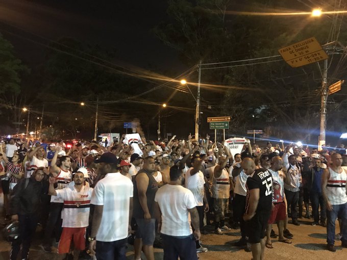 Leia mais sobre o artigo Após empate com o CSA, torcida protesta na frente do Morumbi